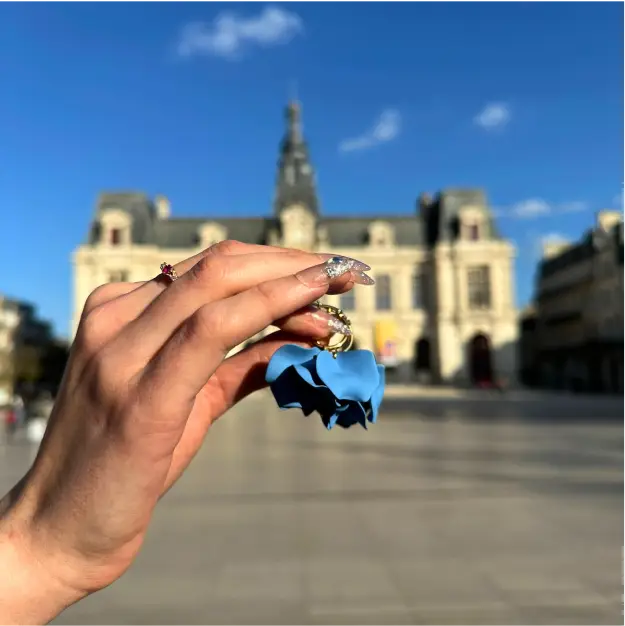 Photographie produit de boucles d’oreilles bleues pour Créasol – réalisation Com'Ava Boucles d’oreilles bleues Créasol photographiées devant la mairie de Poitiers pour une création de contenu réseaux sociaux