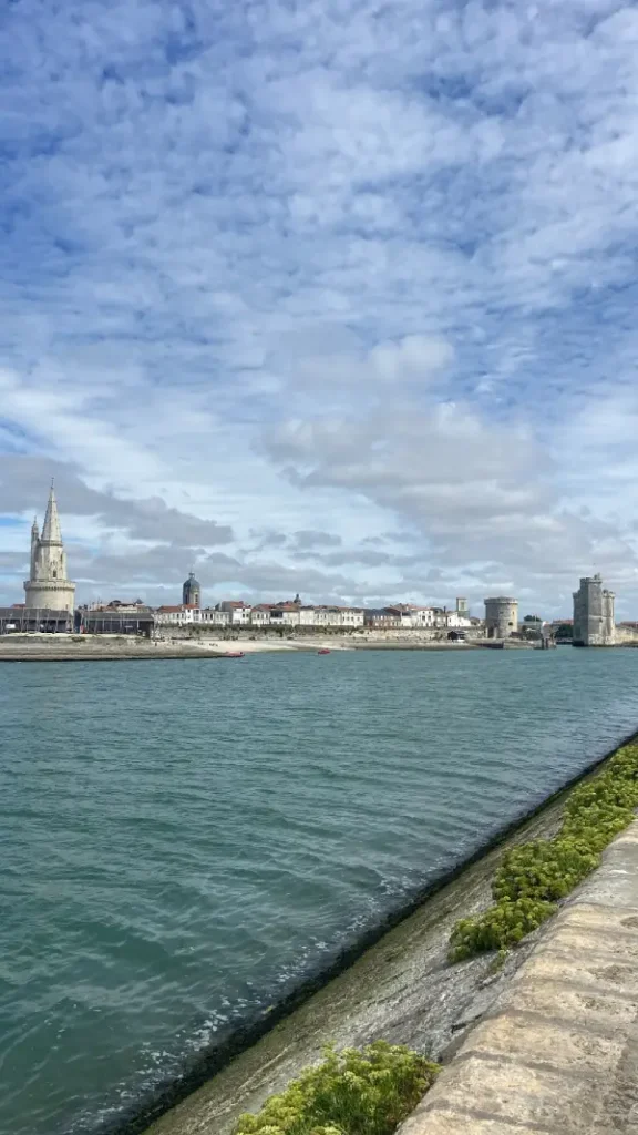 Vue du Vieux-Port de La Rochelle avec ses tours emblématiques, ville où Ava de Com'Ava accompagne les entrepreneurs en community management