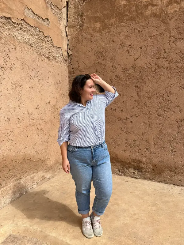 Ava, community manager freelance, lors d’un voyage à Marrakech, illustrant son parcours multiculturel et son ouverture internationale
