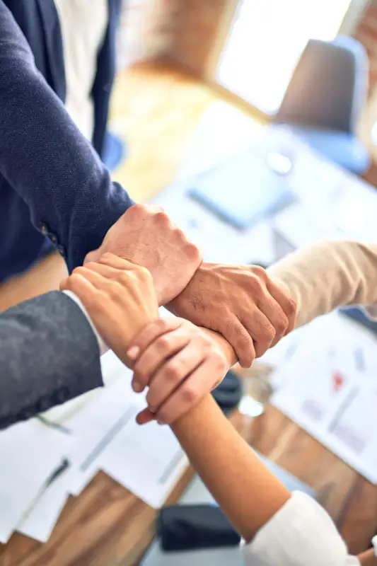 Mains formant un carré solidaire symbolisant la collaboration, la confiance et l’accompagnement humain en community management